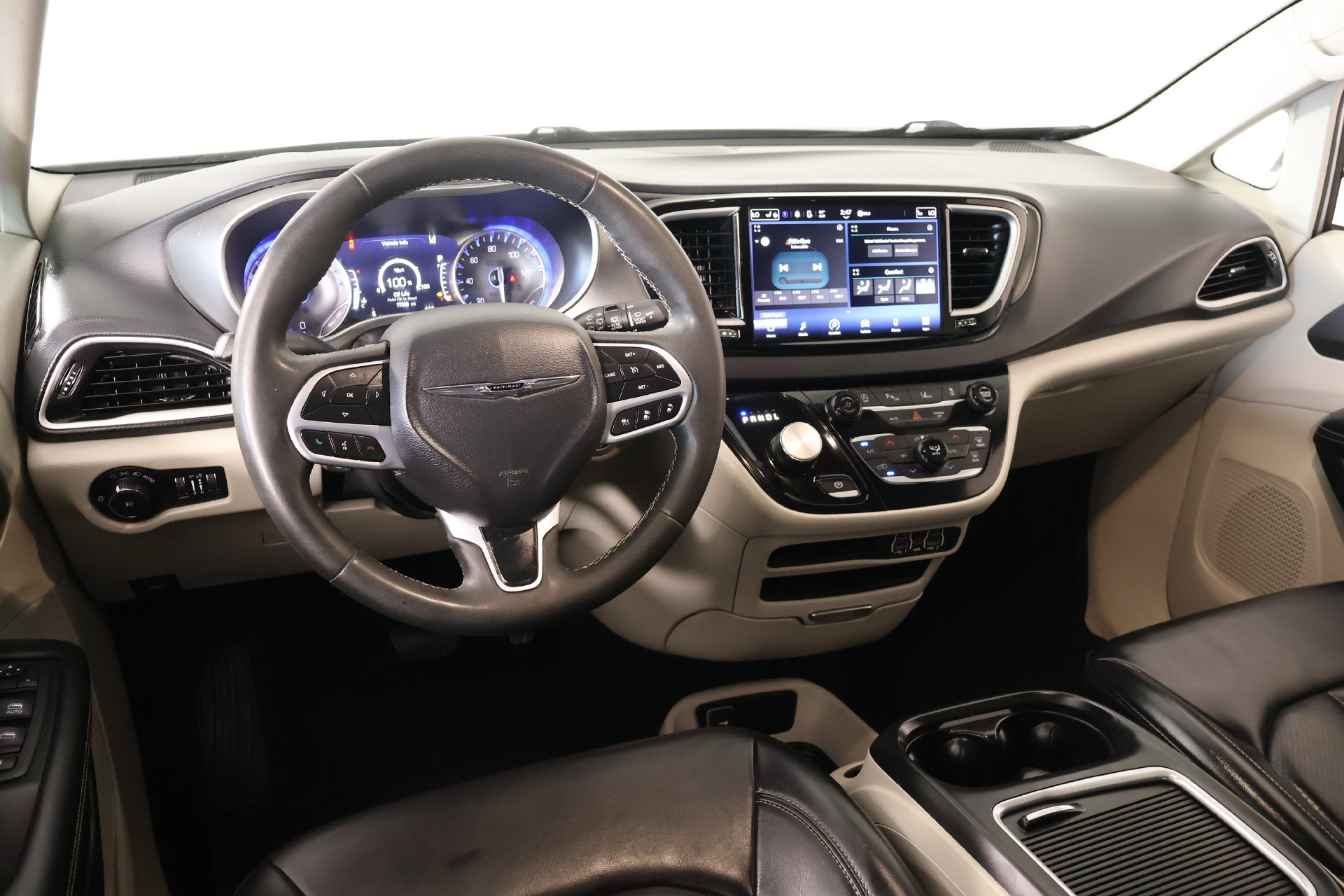Used 2023 Chrysler Pacifica Touring-L FWD image 2