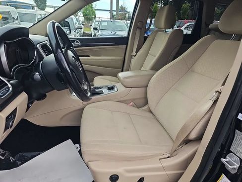 Used 2019 Jeep Grand Cherokee Laredo AWD/4WD image 12