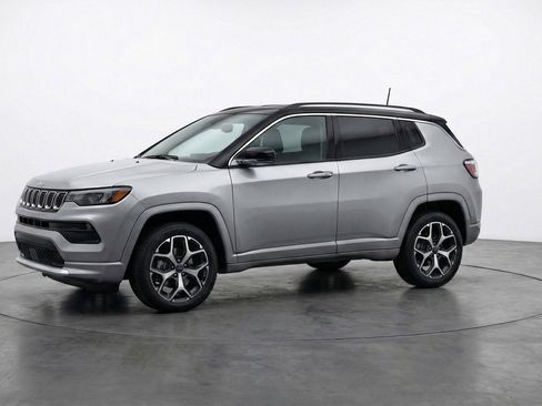 Used 2025 Jeep Compass Limited image 3