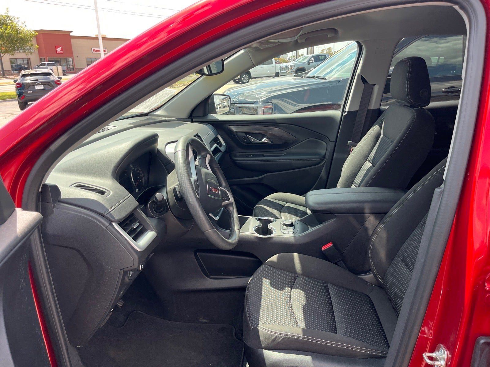 Used 2024 GMC Terrain SLE w/ Driver Convenience Package FWD image 11