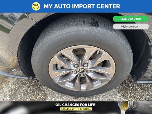 Used 2023 Toyota Sienna XLE AWD/4WD image 9