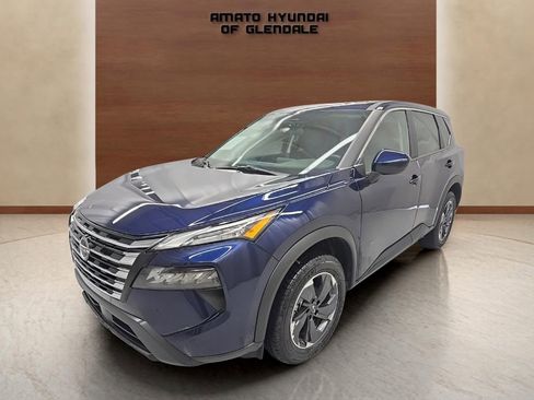 Used 2025 Nissan Rogue SV image 2