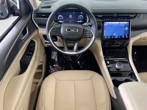 Used 2022 Jeep Grand Cherokee Limited image 24