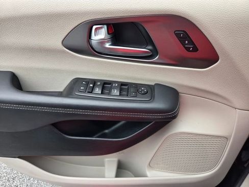 Used 2023 Chrysler Pacifica Touring-L FWD image 29