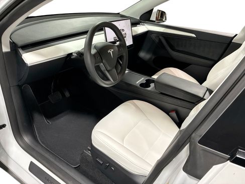 Certified 2023 Tesla Model Y Long Range AWD/4WD image 9