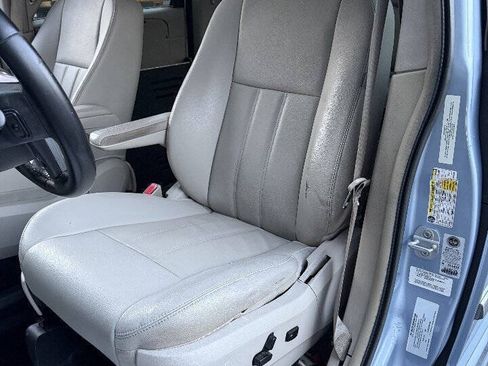 Used 2013 Chrysler Town & Country Touring FWD image 29