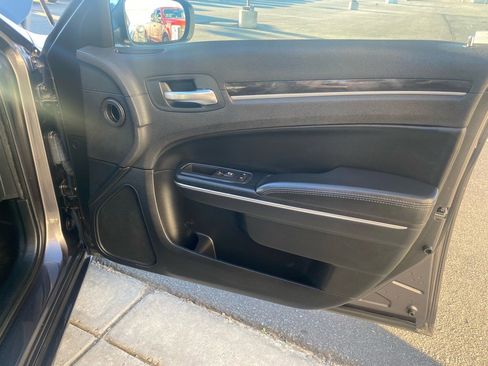 Used 2016 Chrysler 300 Limited image 37