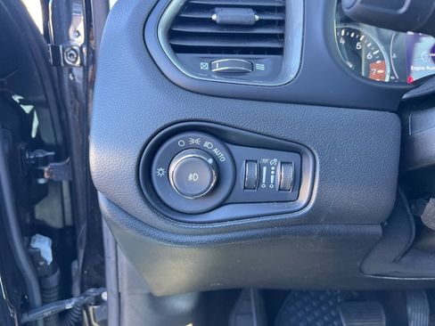 Used 2023 Jeep Renegade Latitude w/ Premium Group image 16