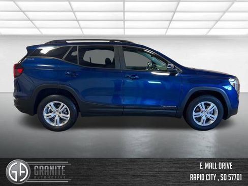 Used 2022 GMC Terrain SLE w/ Driver Convenience Package image 6