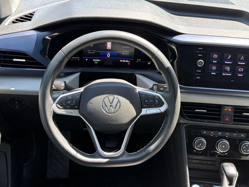 Used 2023 Volkswagen Taos SE w/ Panoramic Sunroof Package FWD image 27