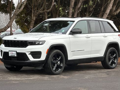 Used 2023 Jeep Grand Cherokee Altitude image 8