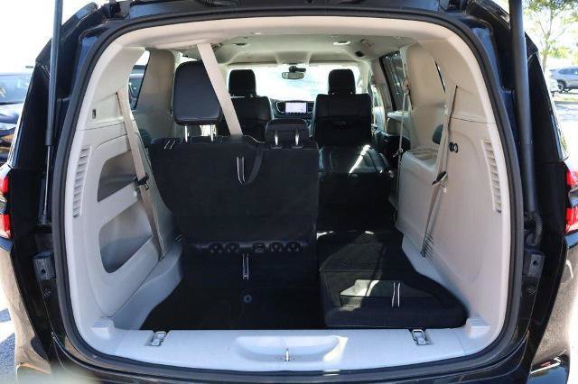 Used 2024 Chrysler Pacifica Touring-L FWD image 8