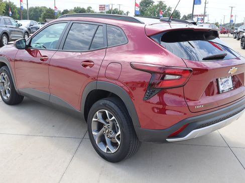 Used 2024 Chevrolet Trax LT w/ Driver Confidence Package FWD image 7
