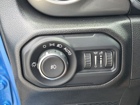 Used 2022 Jeep Wrangler Unlimited Sahara AWD/4WD image 15