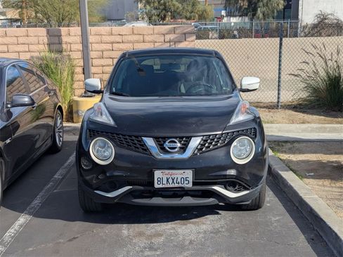 Used 2017 Nissan Juke SV image 2