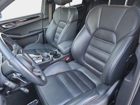 Used 2023 Porsche Macan image 18