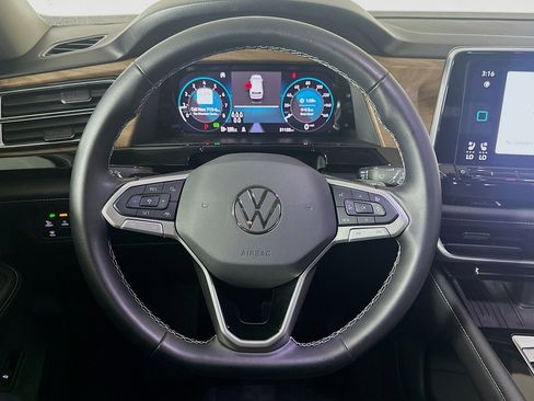 Used 2025 Volkswagen Atlas SE image 18