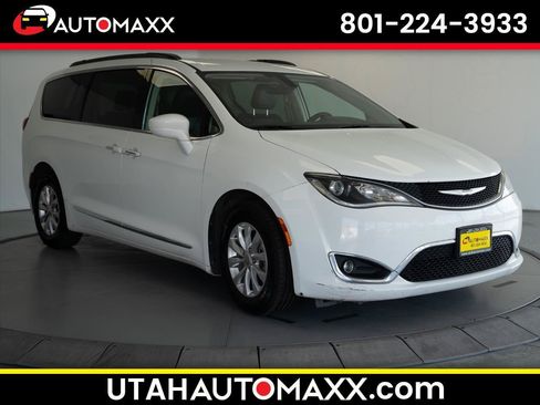 Used 2017 Chrysler Pacifica Touring-L FWD image 1
