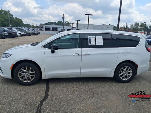 Used 2024 Chrysler Pacifica Touring-L FWD image 8