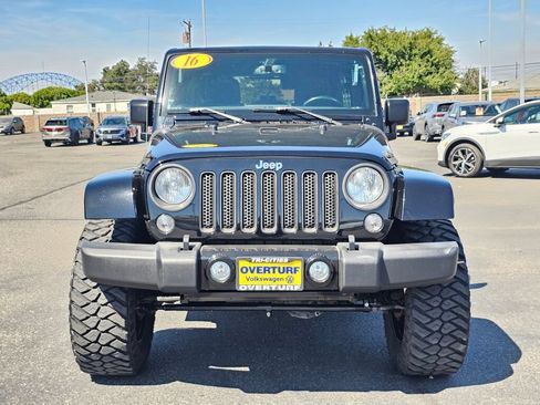 Used 2016 Jeep Wrangler Unlimited Sahara w/ Connectivity Group AWD/4WD image 9