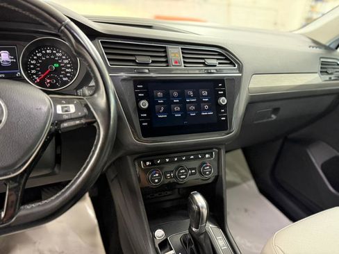 Used 2018 Volkswagen Tiguan SE w/ Panoramic Sunroof Package image 18