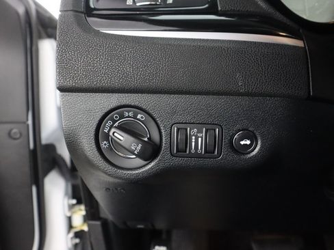 Used 2018 Chrysler 300 S image 39