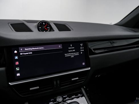 Used 2022 Porsche Cayenne w/ Premium Package image 45