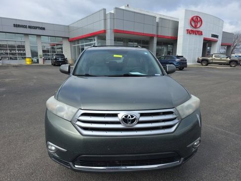 Used 2011 Toyota Highlander SE w/ Tow Pkg image 3