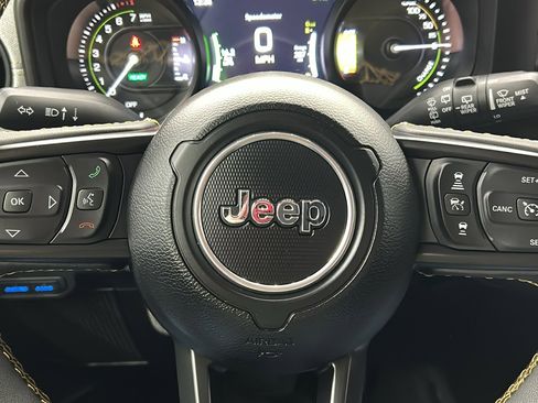 Used 2024 Jeep Wrangler Unlimited image 28