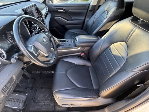 Used 2022 Toyota Highlander XLE image 18
