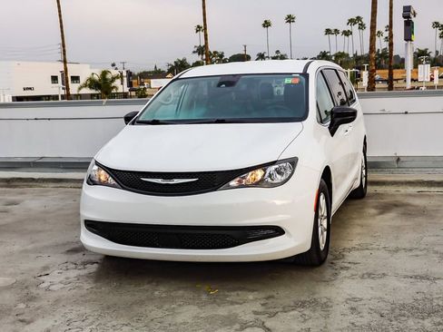 Used 2024 Chrysler Voyager LX image 3