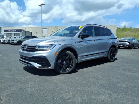 Used 2023 Volkswagen Tiguan SE R-Line FWD image 2