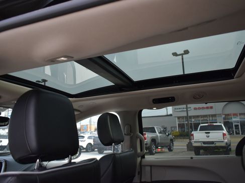 Used 2023 Chrysler Pacifica Limited image 19