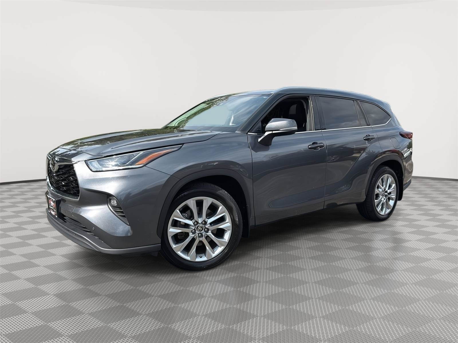 Used 2024 Toyota Highlander Limited AWD/4WD image 1
