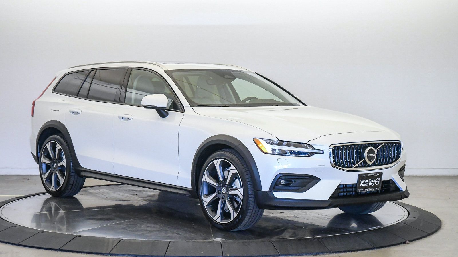 Certified 2025 Volvo V60 B5 Cross Country Plus AWD/4WD image 6