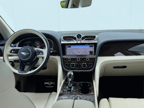 Certified 2022 Bentley Bentayga AWD/4WD image 4