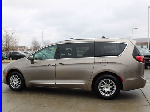 Used 2018 Chrysler Pacifica Touring-L Plus image 4