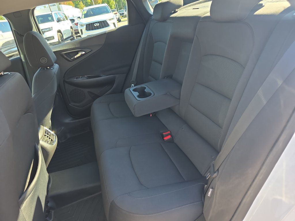 Used 2017 Chevrolet Malibu LT FWD image 13