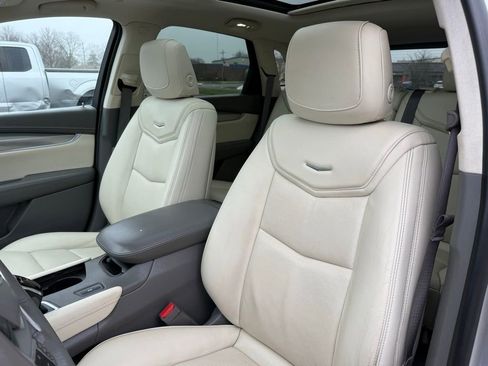 Used 2018 Cadillac XT5 Luxury w/ Driver Awareness Package FWD image 12