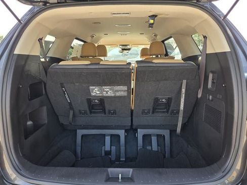 Used 2024 Kia Carnival LX FWD image 44