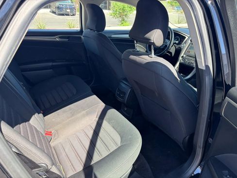 Used 2018 Ford Fusion SE w/ Fusion SE Technology Package FWD image 12