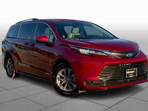 Used 2021 Toyota Sienna LE FWD image 3