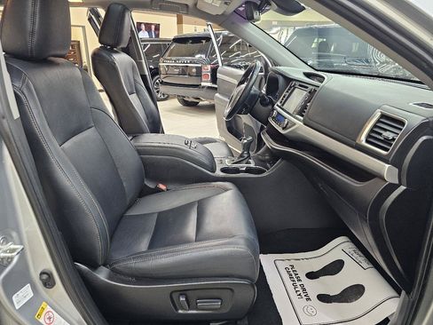Used 2019 Toyota Highlander XLE FWD image 22