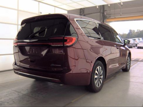 Used 2023 Chrysler Pacifica Touring-L FWD image 4