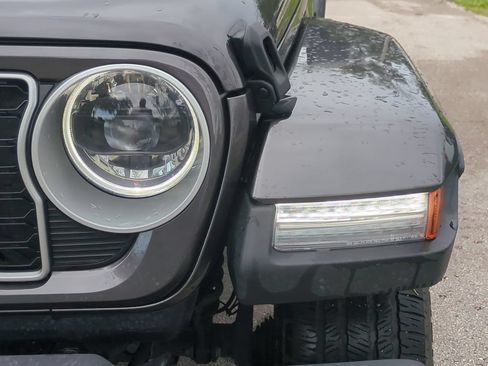 Used 2025 Jeep Wrangler Unlimited Sahara AWD/4WD image 11
