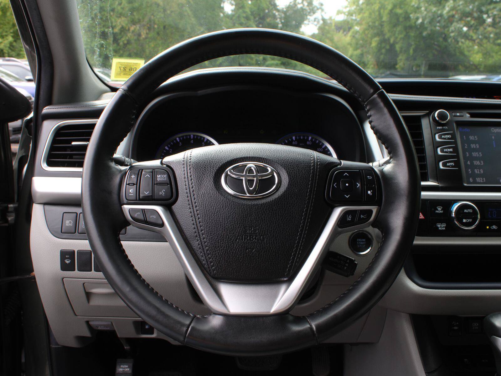 Used 2019 Toyota Highlander XLE AWD/4WD image 11