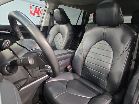 Used 2023 Toyota Highlander XLE AWD/4WD image 24
