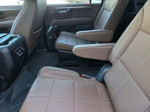 Certified 2025 Chevrolet Suburban High Country AWD/4WD image 13