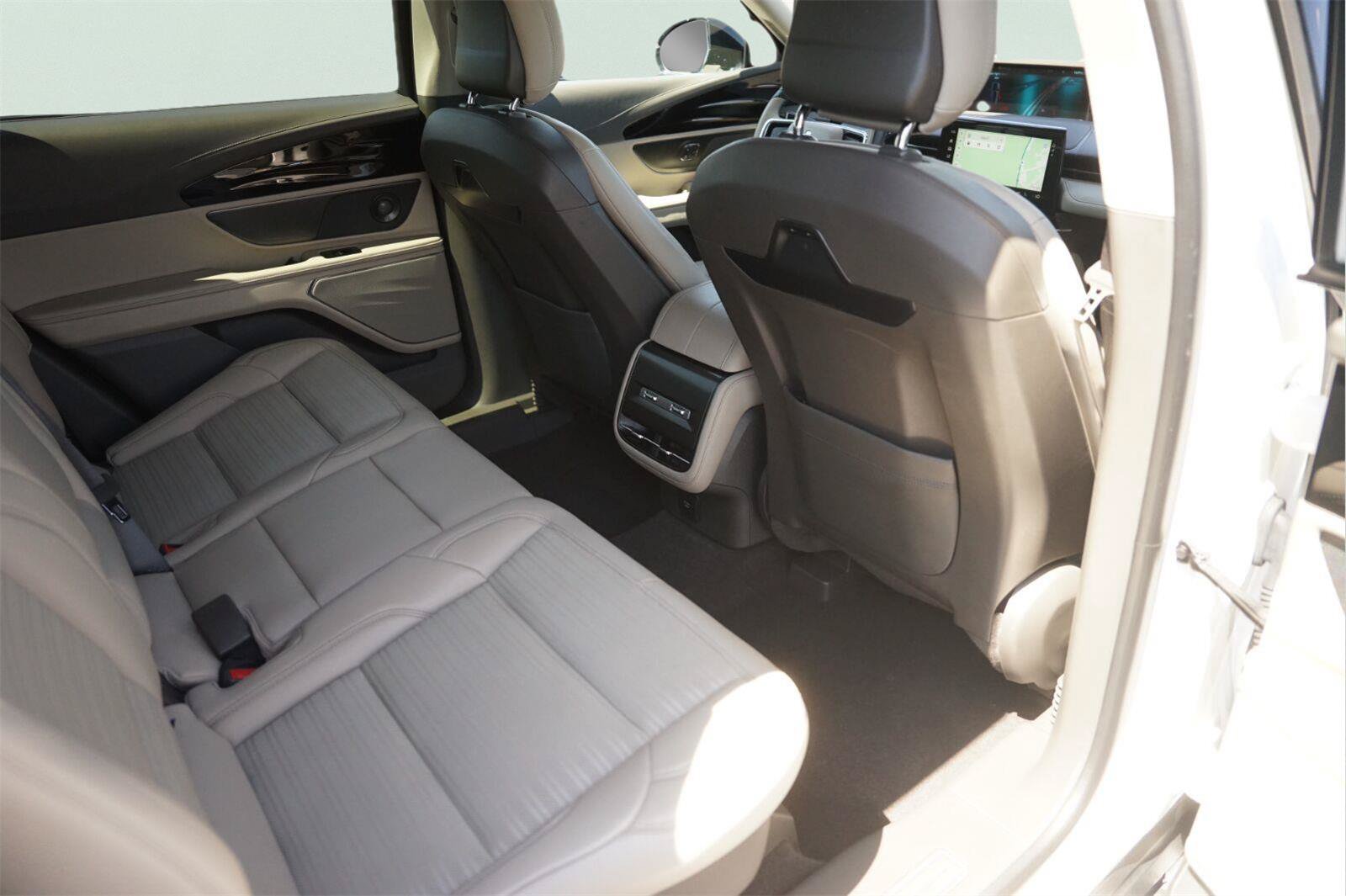 Used 2025 Lincoln Nautilus Reserve AWD/4WD image 15