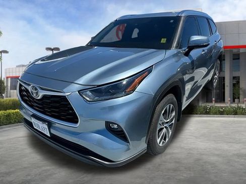 Used 2021 Toyota Highlander XLE AWD/4WD image 2